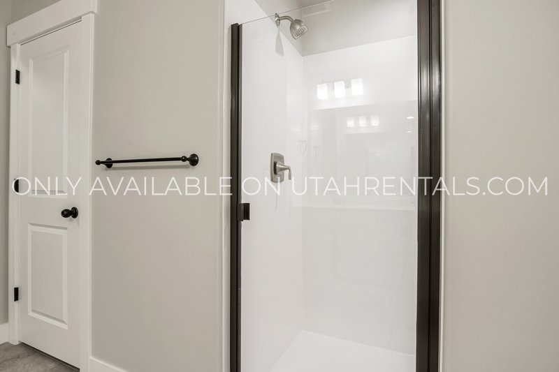Stunning End-Unit Townhome in Lehi's 