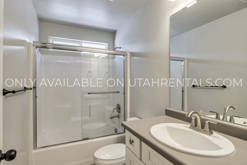 Stunning End-Unit Townhome in Lehi's 