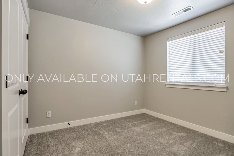 Stunning End-Unit Townhome in Lehi's 