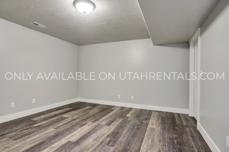 Stunning End-Unit Townhome in Lehi's 