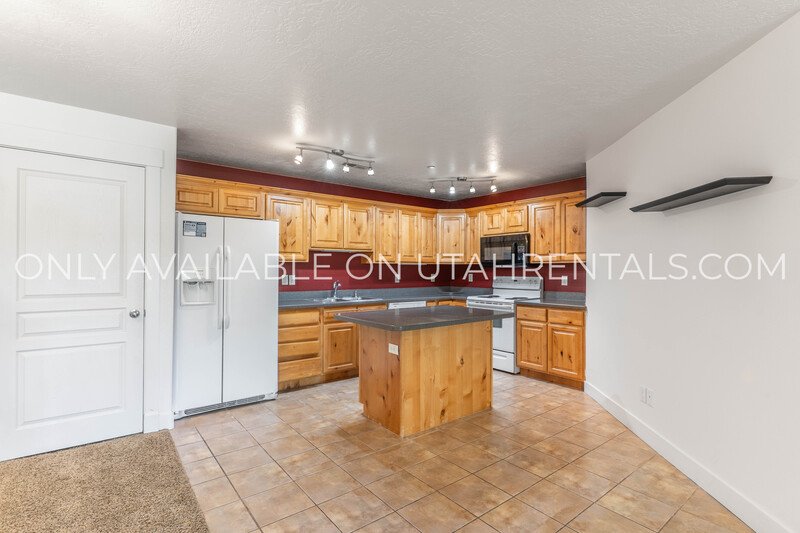 Condo in Canyon Village situated in very convenient area of Provo. property image