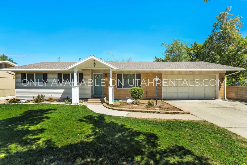 Spacious 5-Bedroom Home in Prime Location! property image