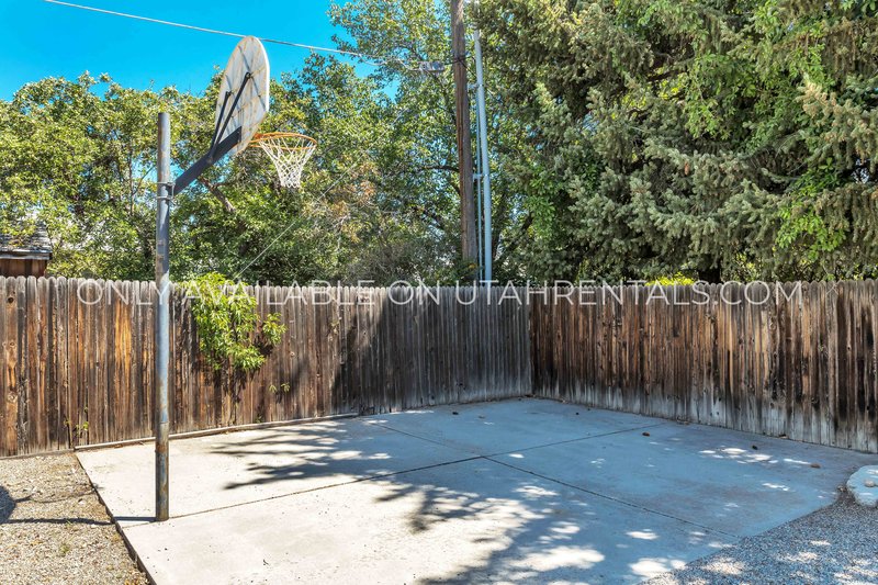 Spacious 5-Bedroom Home in Prime Location! property image