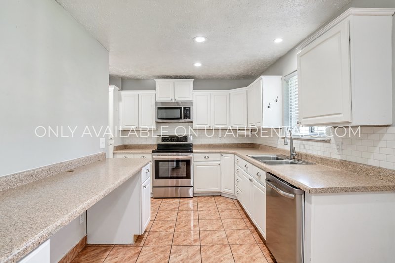 Spacious 5-Bedroom Home in Prime Location! property image