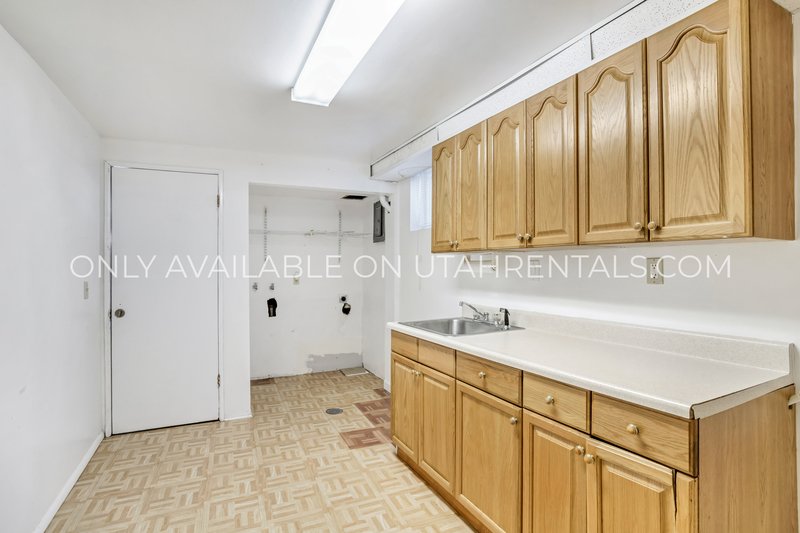 Spacious 5-Bedroom Home in Prime Location! property image