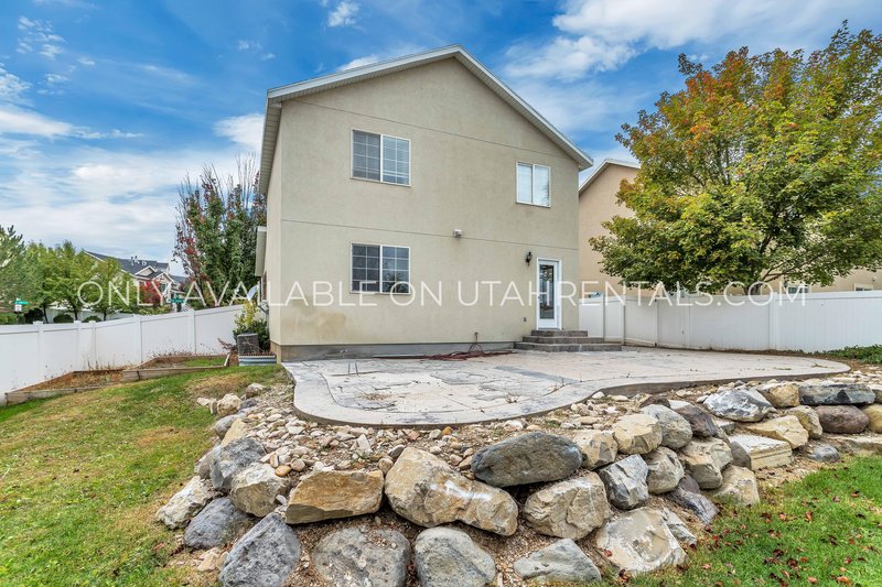 Beautiful 4 Bedroom Home in Prime South Jordan Location! property image