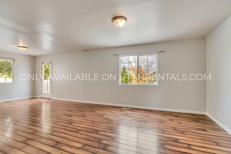 Beautiful 4 Bedroom Home in Prime South Jordan Location! property image