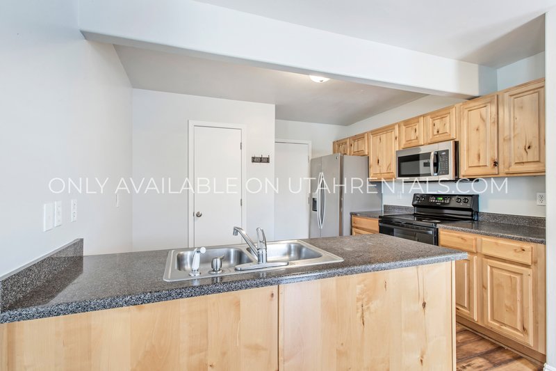 Beautiful 4 Bedroom Home in Prime South Jordan Location! property image