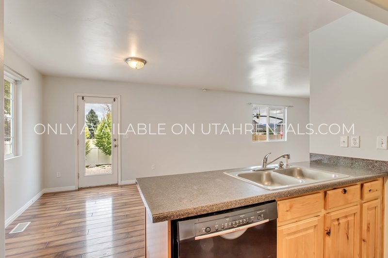 Beautiful 4 Bedroom Home in Prime South Jordan Location! property image