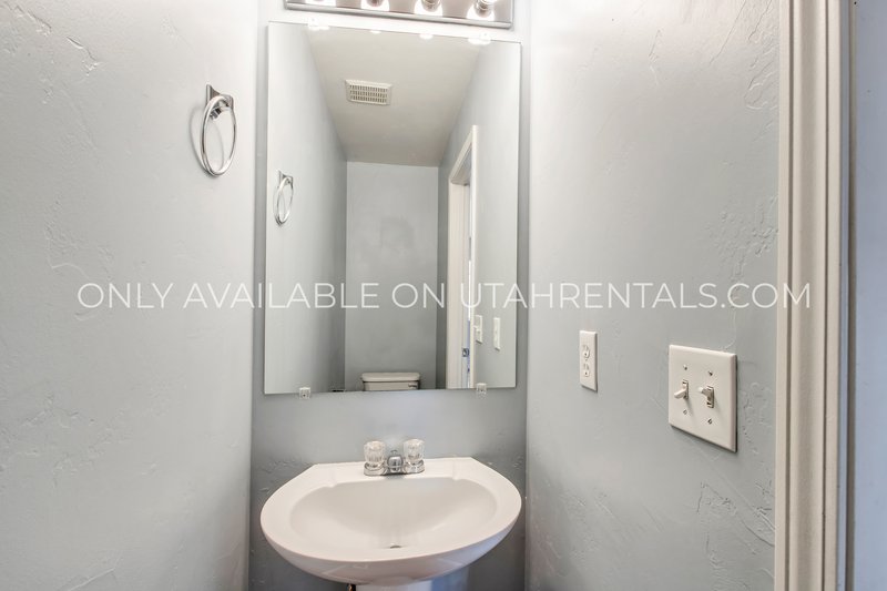 Beautiful 4 Bedroom Home in Prime South Jordan Location! property image