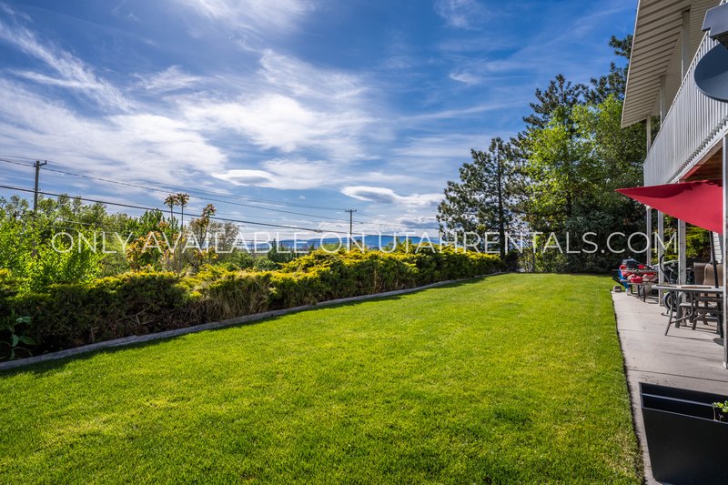 Spacious 3-Bedroom Apartment with Mountain Views and Backyard Oasis property image