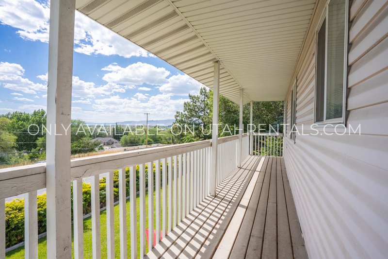 Spacious 3-Bedroom Apartment with Mountain Views and Backyard Oasis property image