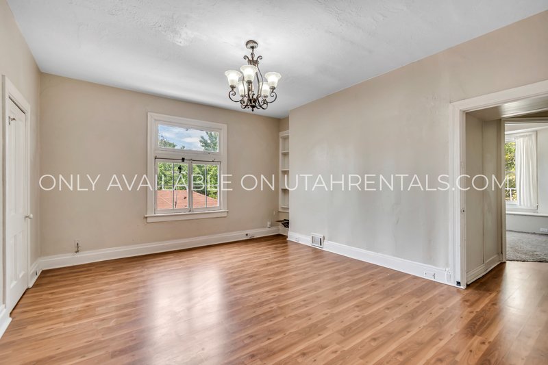 Private Bedroom for Rent in Shared Apartment Near University! property image