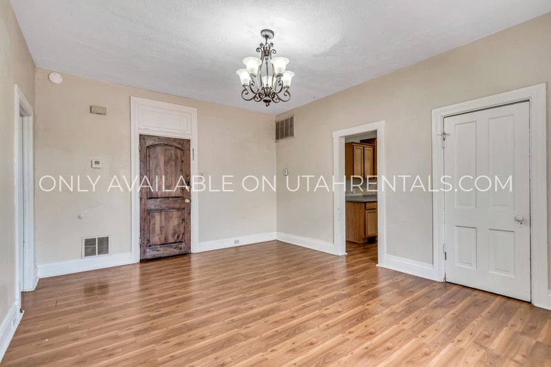 Private Bedroom for Rent in Shared Apartment Near University! property image