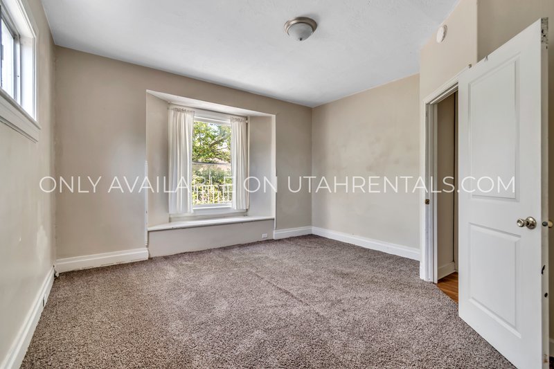 Private Bedroom for Rent in Shared Apartment Near University! property image