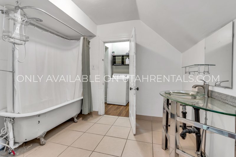 Private Bedroom for Rent in Shared Apartment Near University! property image
