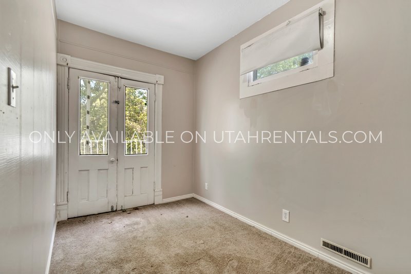 Private Bedroom for Rent in Shared Apartment Near University! property image