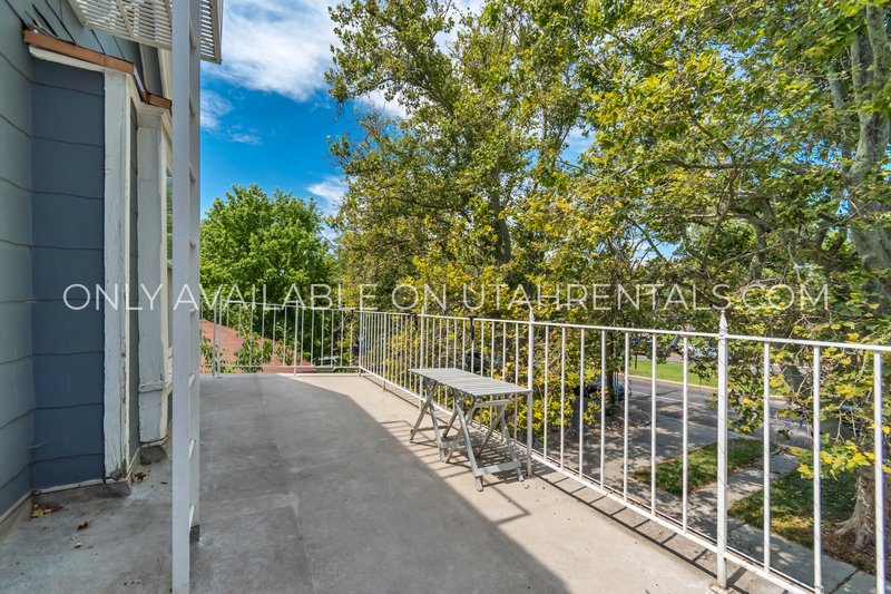 Private Bedroom for Rent in Shared Apartment Near University! property image