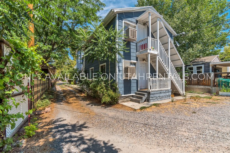 Private Bedroom for Rent in Shared Apartment Near University! property image