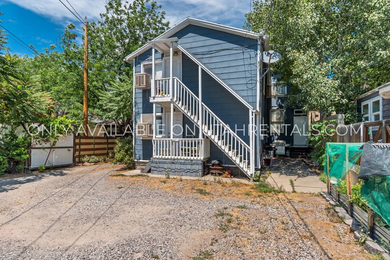 Private Bedroom for Rent in Shared Apartment Near University! property image