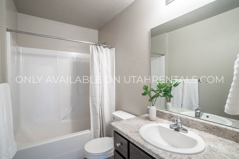 Beautiful Top Floor 2-Bed 2-Bath Layout property image