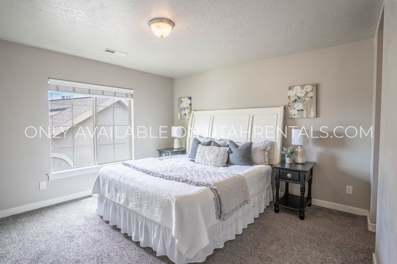 Beautiful Top Floor 2-Bed 2-Bath Layout property image