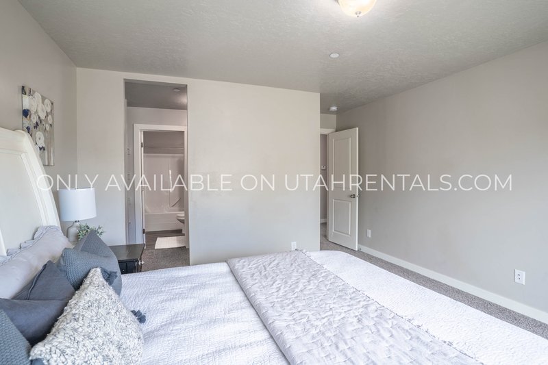 Beautiful Top Floor 2-Bed 2-Bath Layout property image