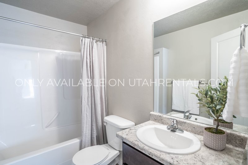 Beautiful Top Floor 2-Bed 2-Bath Layout property image