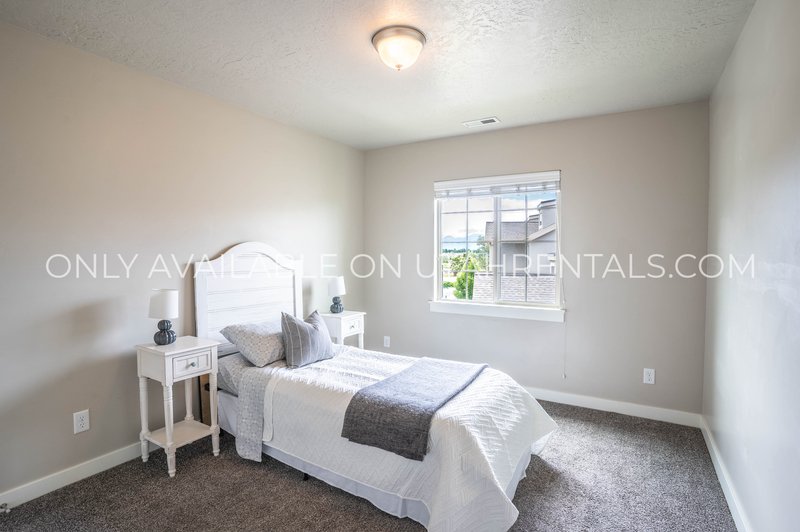 Beautiful Top Floor 2-Bed 2-Bath Layout property image