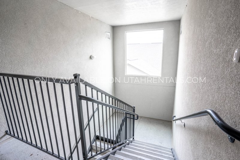 Beautiful Top Floor 2-Bed 2-Bath Layout property image