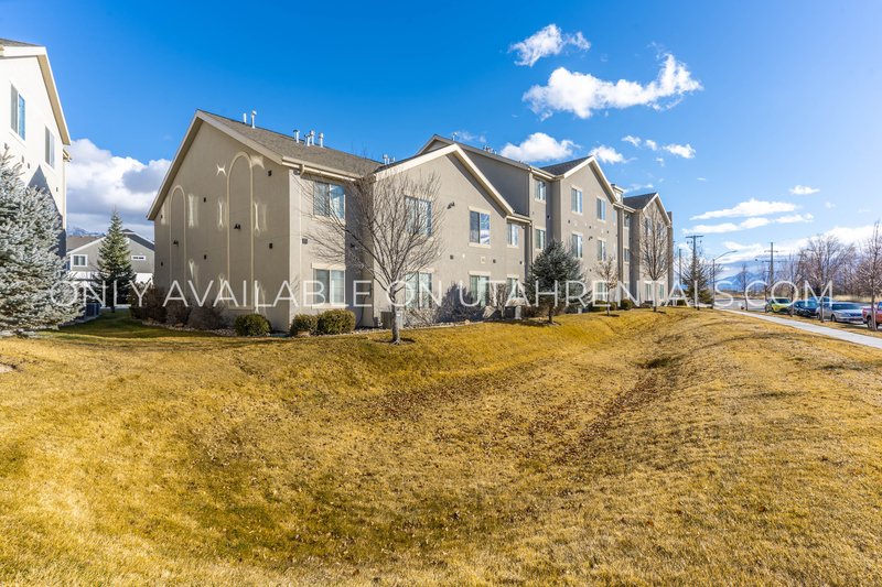 Beautiful Top Floor 2-Bed 2-Bath Layout property image