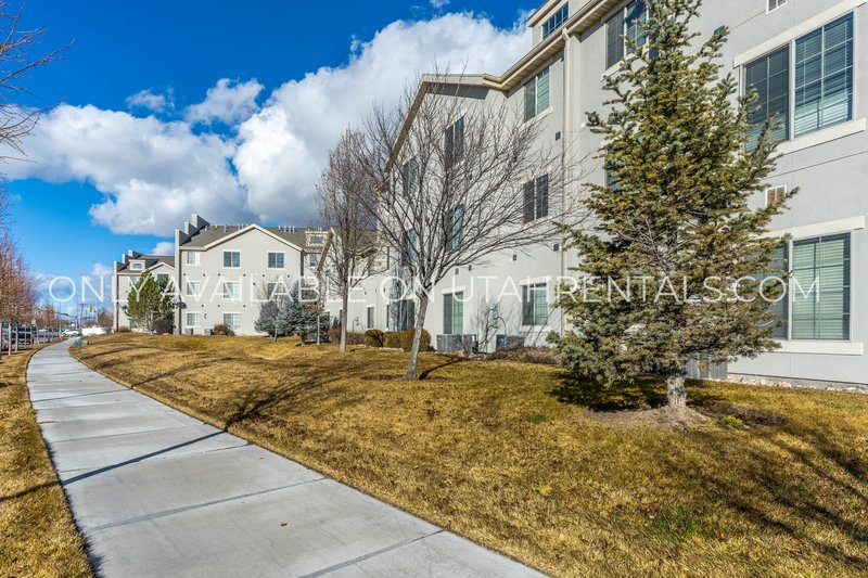 Beautiful Top Floor 2-Bed 2-Bath Layout property image