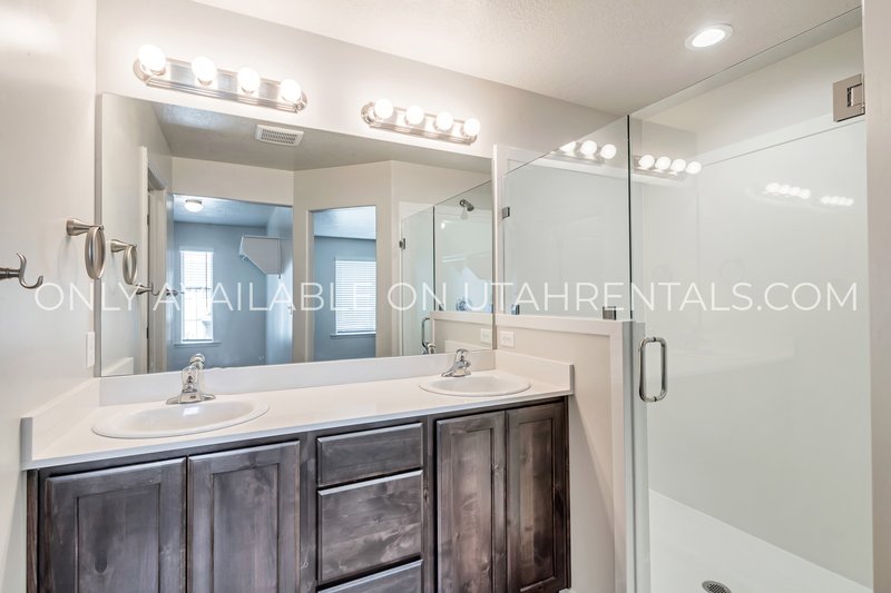 Beautiful New Townhome for Rent property image