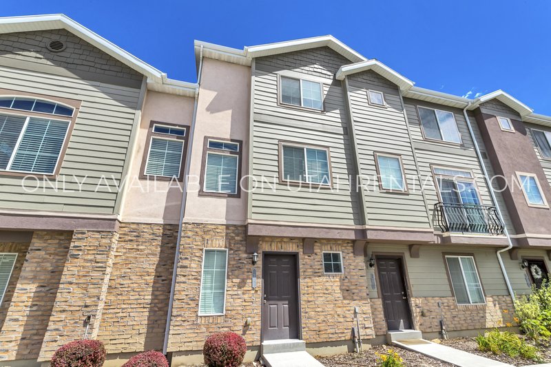 Available Now | Modern Sandy Townhome property image
