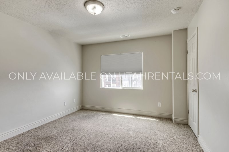 Available Now | Modern Sandy Townhome property image