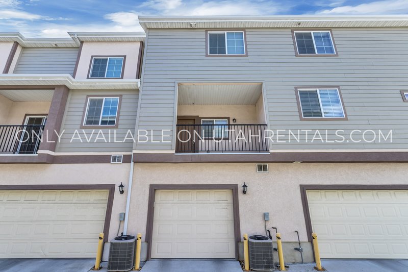 Available Now | Modern Sandy Townhome property image