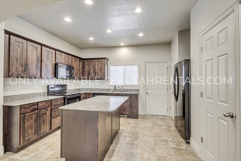 Available Now | Modern Sandy Townhome property image