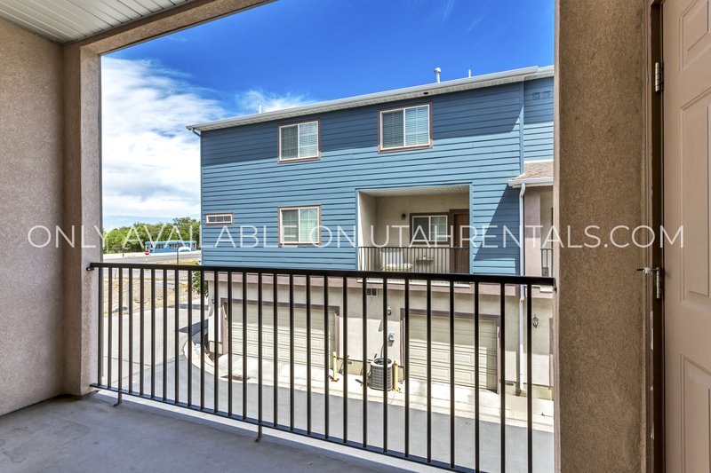 Available Now | Modern Sandy Townhome property image