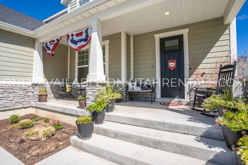 Large Mapleton Home, Negotiable rent, Short-term lease options available property image