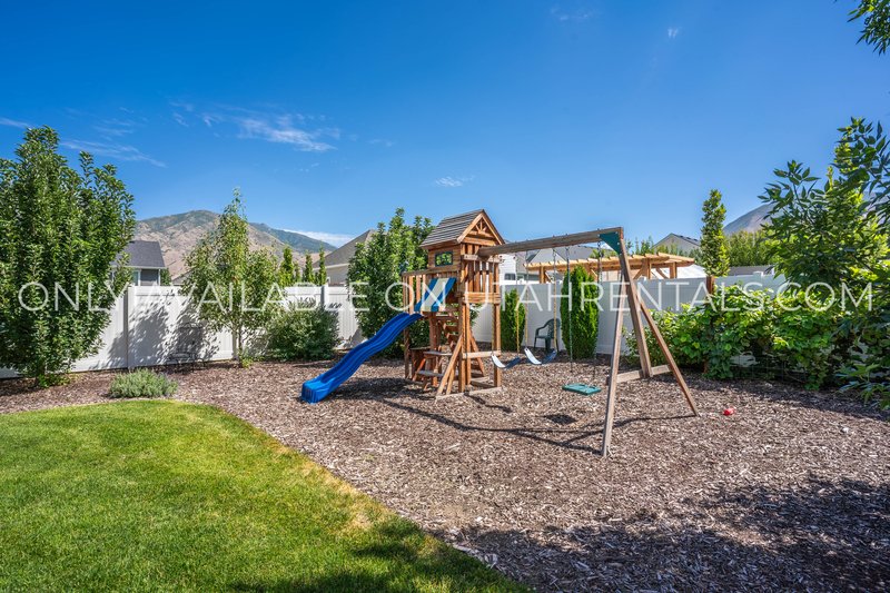 Large Mapleton Home, Negotiable rent, Short-term lease options available property image