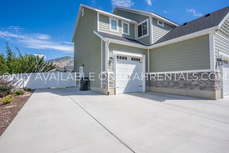 Large Mapleton Home, Negotiable rent, Short-term lease options available property image