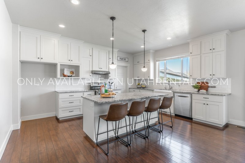 Large Mapleton Home, Negotiable rent, Short-term lease options available property image