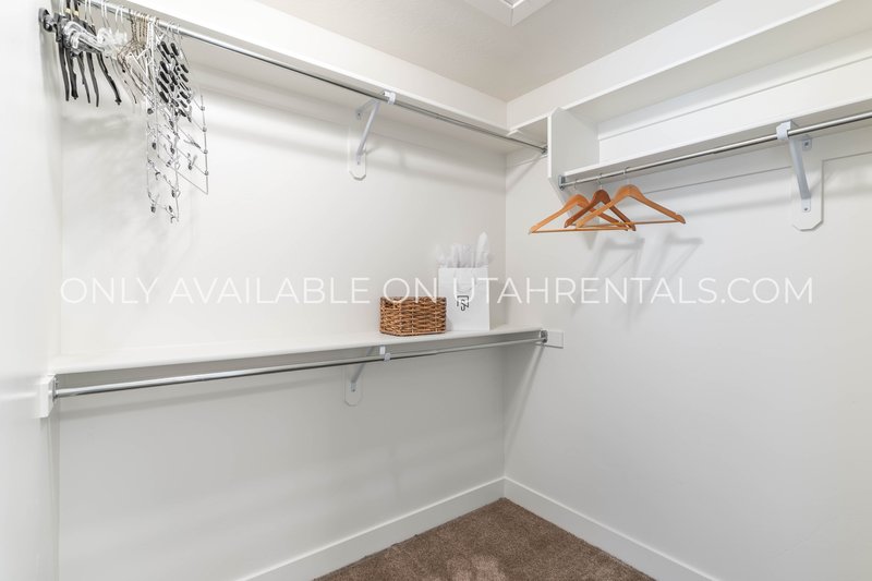 Large Mapleton Home, Negotiable rent, Short-term lease options available property image