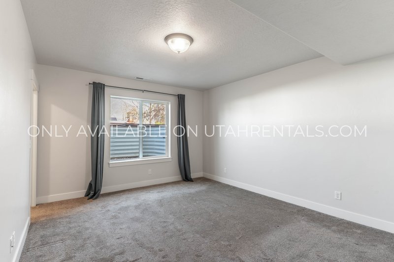 Large Mapleton Home, Negotiable rent, Short-term lease options available property image