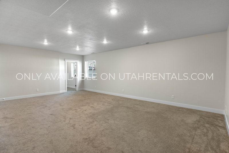 Large Mapleton Home, Negotiable rent, Short-term lease options available property image