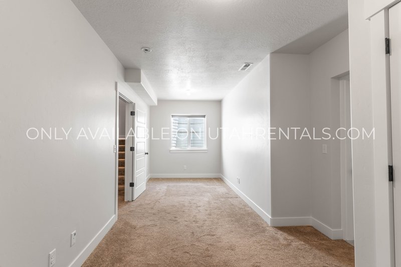 Large Mapleton Home, Negotiable rent, Short-term lease options available property image