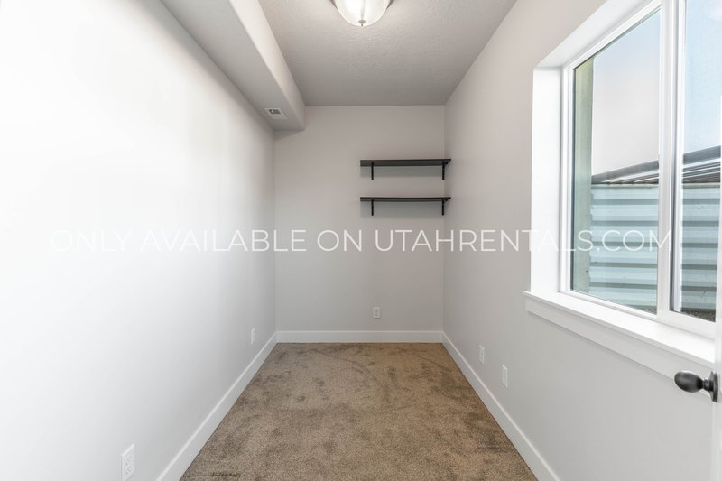 Large Mapleton Home, Negotiable rent, Short-term lease options available property image