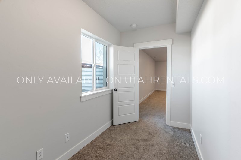 Large Mapleton Home, Negotiable rent, Short-term lease options available property image