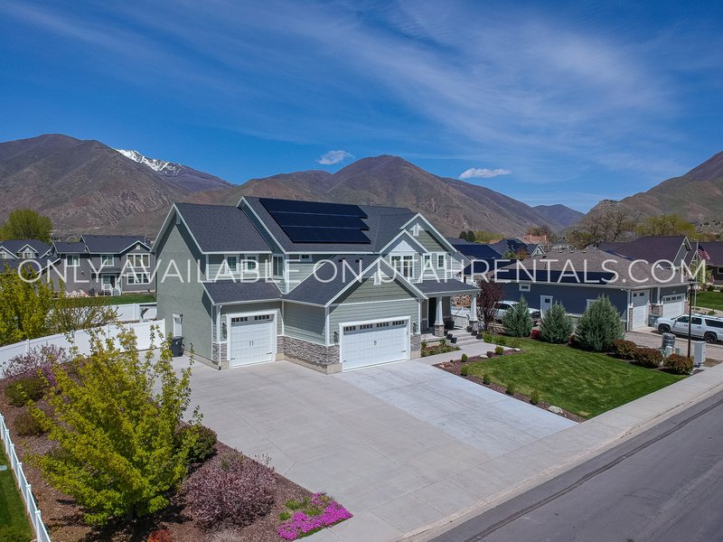 Large Mapleton Home, Negotiable rent, Short-term lease options available property image