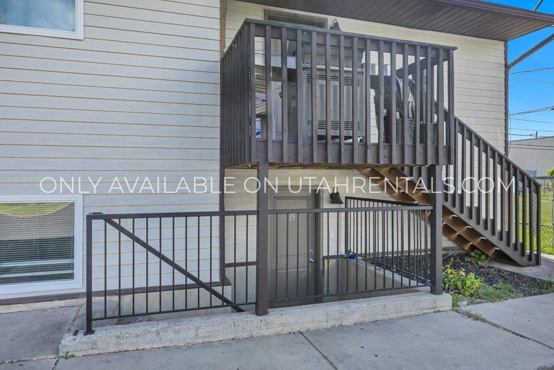 Cute 3/1 Duplex available now! property image